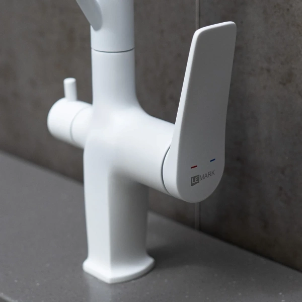 смеситель для кухни lemark bronx lm3761mw с подключением к фильтру, гибким изливом, белый матовый