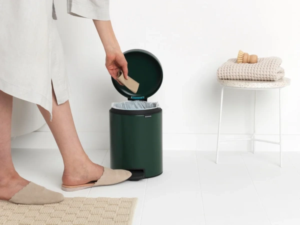 Мусорное ведро Brabantia NewIcon 304026 5 л, зеленая сосна